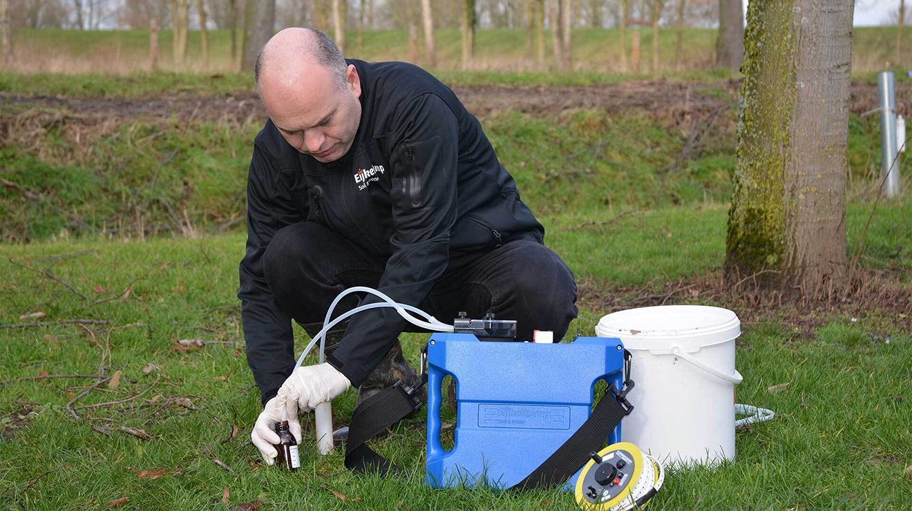 Dynteq-veldonderzoek-met-specialist_1kol